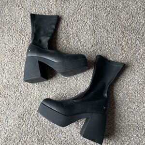 Platform Windsor Smith boots, size 10 but fits like 9.5. Worn maybe twice :)